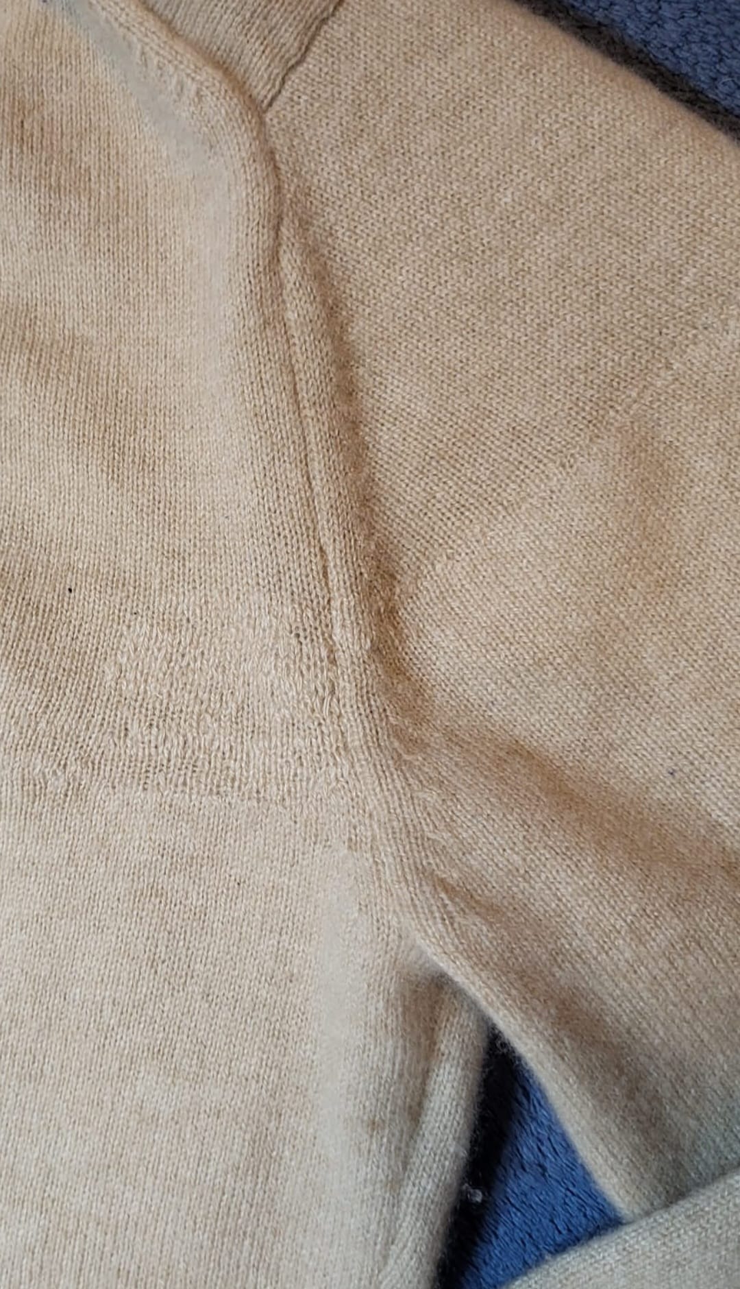 Pullover-Ärmel nachher – nach der Reparatur