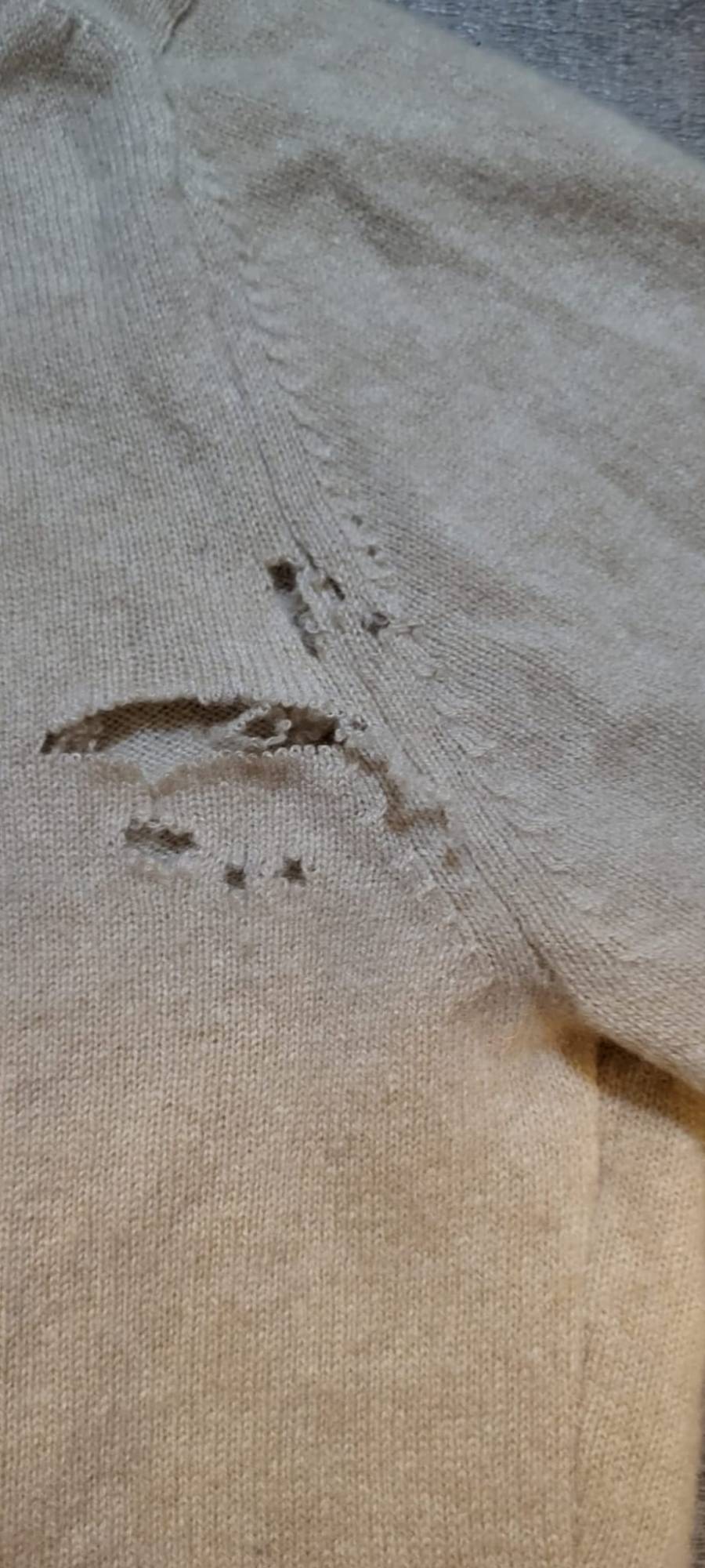 Pullover-Ärmel vorher – Schaden vor der Reparatur