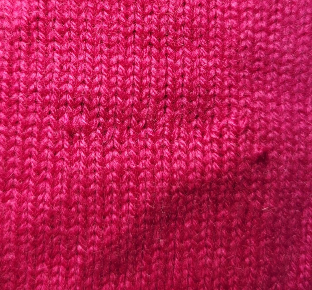 Pinker Strickpullover nachher – Loch unsichtbar gestopft