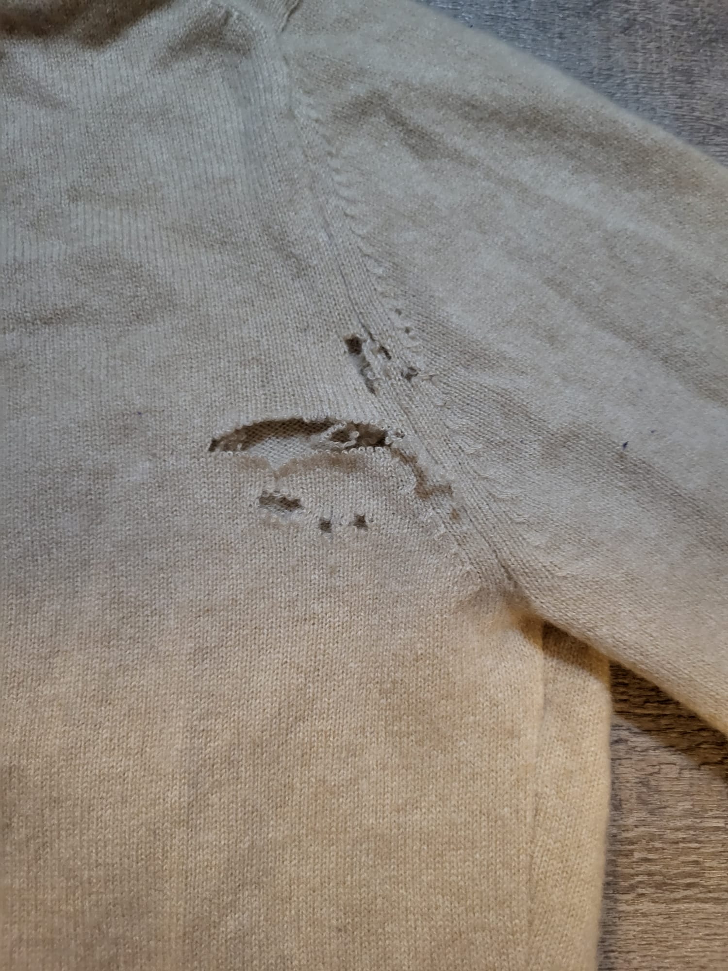 Mottenlöcher reparieren und Kunststopfen von beschädigtem Pullover